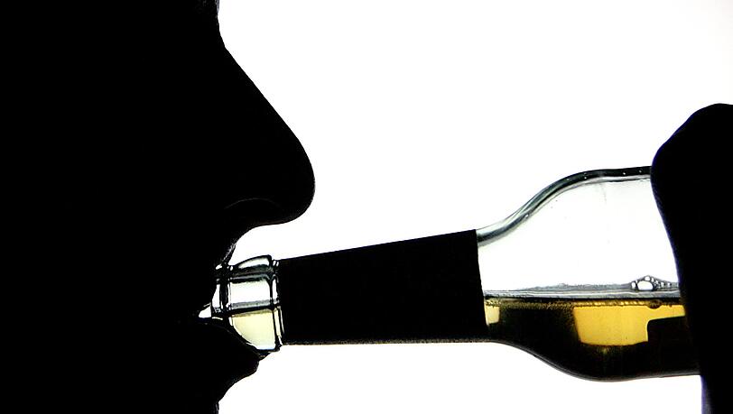 Die Anonymen Alkoholiker treffen sich immer montags. Die Anonymen Alkoholiker treffen sich immer montags.