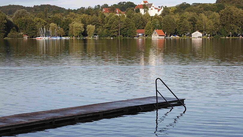 Der Pilsensee mit Schloss Seefeld im Hintergrund. Der Pilsensee mit Schloss Seefeld im Hintergrund.