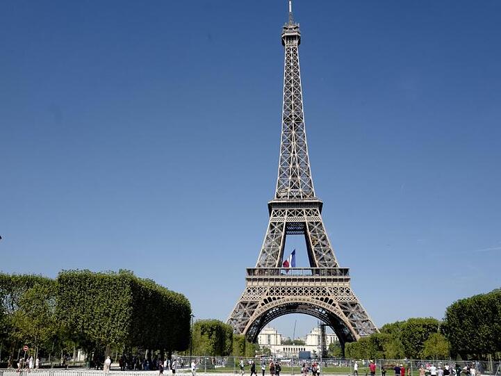 Die Bundesregierung hat wegen der Ansteckungsgefahren eine Reisewarnung für den Großraum Paris ausgesprochen.