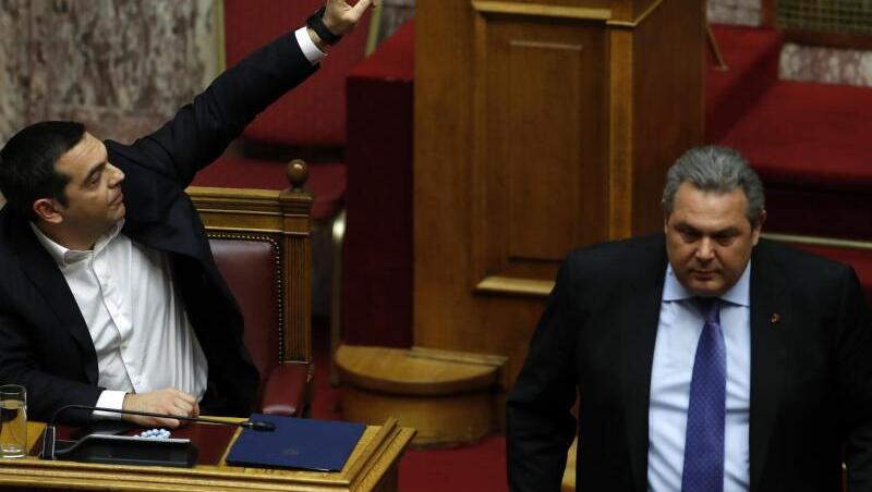 Griechenlands Ministerpräsident Alexis Tsipras im Parlament in Athen. Zwei Tage nach der Unterzeichnung des Nato-Beitrittsprotokolls des künftigen Nordmazedonien hat Griechenland dieses ratifiziert. Griechenlands Ministerpräsident Alexis Tsipras im Parlament in Athen. Zwei Tage nach der Unterzeichnung des Nato-Beitrittsprotokolls des künftigen Nordmazedonien hat Griechenland dieses ratifiziert.