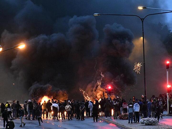 Demonstranten haben im schwedischen Malmö Reifen angezündet.
