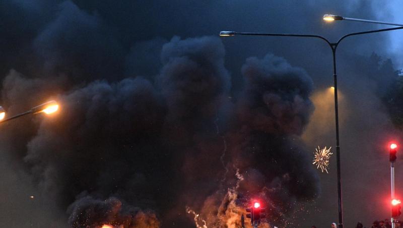 Demonstranten haben im schwedischen Malmö Reifen angezündet. Demonstranten haben im schwedischen Malmö Reifen angezündet.