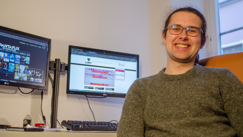 Marius Anger vor den PCs, über die er beim Kurzfilmfestival digital alles organisiert.