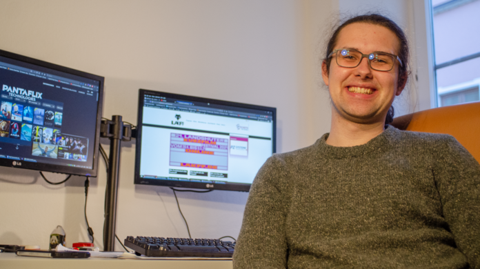Marius Anger vor den PCs, über die er beim Kurzfilmfestival digital alles organisiert.