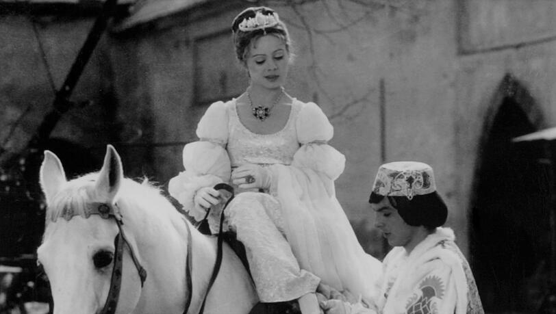 Mit "Drei Haselnüsse für Aschenbrödel" wurde Libuse Safrankova zum Star. Am 9. Juni ist die Schauspielerin im Alter von 68 Jahren gestorben. Sie litt seit Jahren an einer Krebserkrankung.