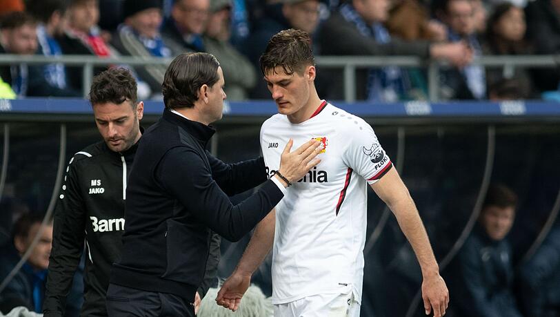 Patrik Schick (r) wird von Leverkusens Trainer Gerardo Seoane ausgewechselt.
