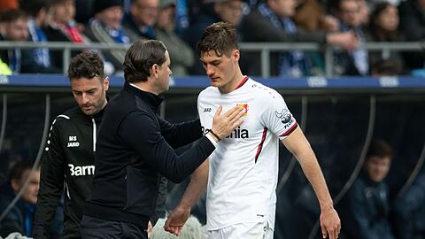Patrik Schick (r) wird von Leverkusens Trainer Gerardo Seoane ausgewechselt.