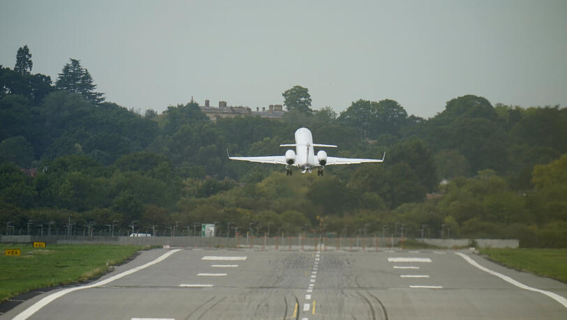 Abflug nach Edinburgh: Der Flieger mit König Charles und Camilla an Bord. Abflug nach Edinburgh: Der Flieger mit König Charles und Camilla an Bord.