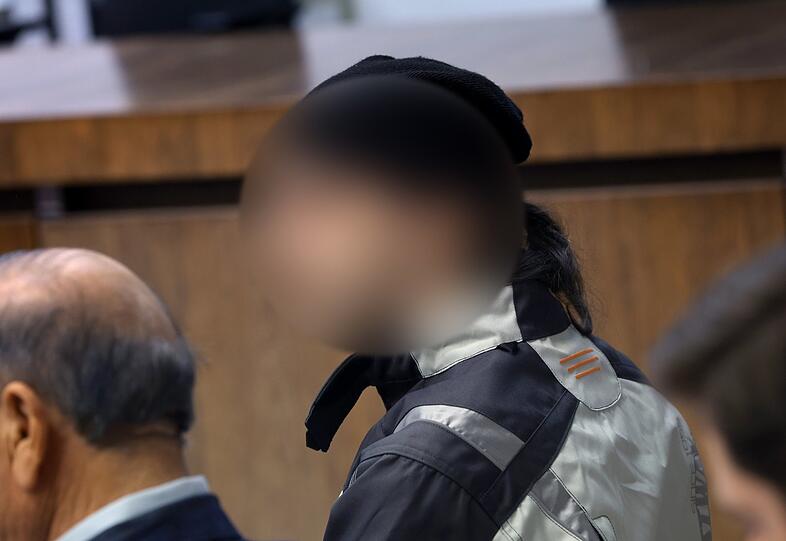 Ein 29-jähriger sitzt im Landgericht neben seinem Dolmetscher auf der Anklagebank. Im wird vorgeworfen in einer Flüchtlingsunterkunft eine 21-jährige aus Rache ermordet zu haben.