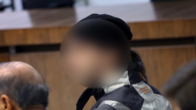 Ein 29-jähriger sitzt im Landgericht neben seinem Dolmetscher auf der Anklagebank. Im wird vorgeworfen in einer Flüchtlingsunterkunft eine 21-jährige aus Rache ermordet zu haben.