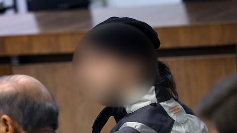 Ein 29-jähriger sitzt im Landgericht neben seinem Dolmetscher auf der Anklagebank. Im wird vorgeworfen in einer Flüchtlingsunterkunft eine 21-jährige aus Rache ermordet zu haben.