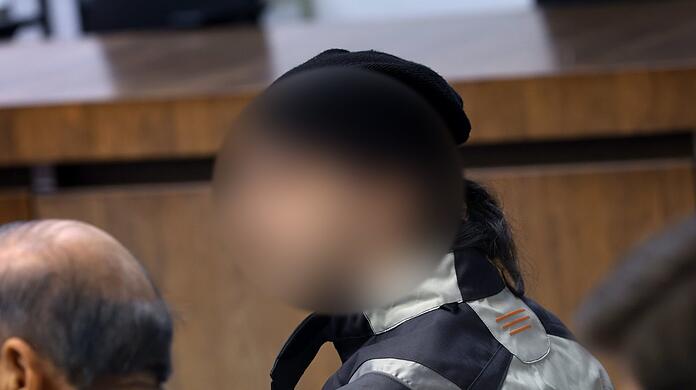 Ein 29-jähriger sitzt im Landgericht neben seinem Dolmetscher auf der Anklagebank. Im wird vorgeworfen in einer Flüchtlingsunterkunft eine 21-jährige aus Rache ermordet zu haben.