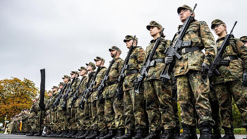 Die Bundesrepublik mit 180 000 Soldatinnen und Soldaten verteidigen zu wollen, sei völlig illusorisch, sagt Masala.
