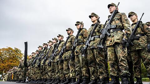 Die Bundesrepublik mit 180 000 Soldatinnen und Soldaten verteidigen zu wollen, sei völlig illusorisch, sagt Masala.