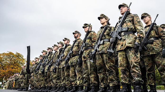 Die Bundesrepublik mit 180 000 Soldatinnen und Soldaten verteidigen zu wollen, sei völlig illusorisch, sagt Masala.