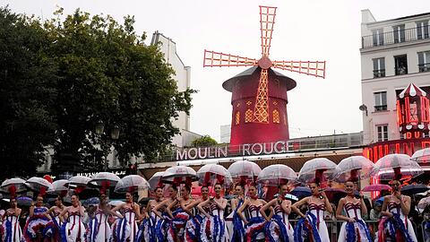 Moulin-Rouge-Tänzerinnen bei der Tour de France.