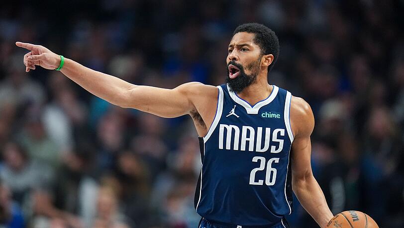 Von der NBA in die Bundesliga: Basketball-Routinier Spencer Dinwiddie heuert beim FC Bayern an. (Archivbild)