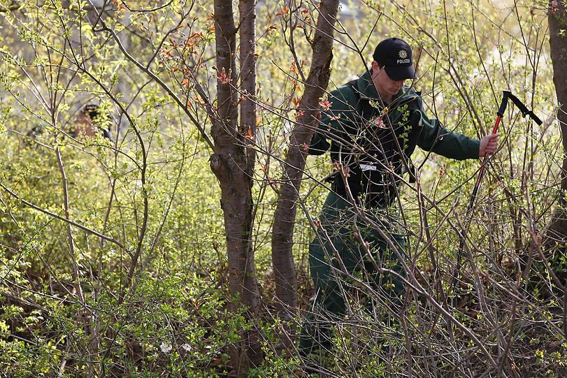 Rund 300 Polizisten suchen entlang der Wegstrecke von Krailling nach Peißenberg alles ab.