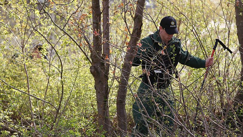 Rund 300 Polizisten suchen entlang der Wegstrecke von Krailling nach Peißenberg alles ab. Rund 300 Polizisten suchen entlang der Wegstrecke von Krailling nach Peißenberg alles ab.