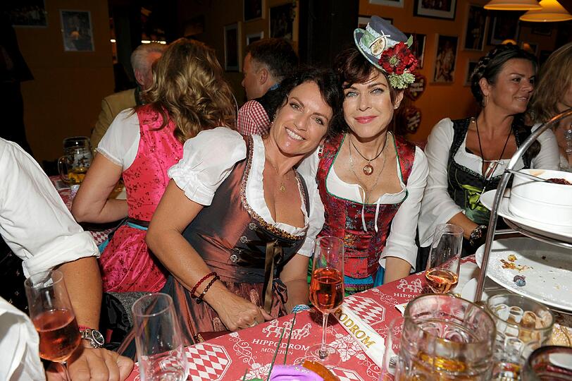 Samstagabend im Hippodrom. Die Schauspielerinnen Christine Neubauer und Anja Kruse freuen sich: Endlich wieder Oktoberfest!