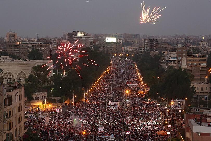 Ausnahmezustand am auf dem Tahrir-Platz in Kairo. Millionen Menschen feiern die Absetzung von Mohammed Mursi durch das ägyptische Militär.