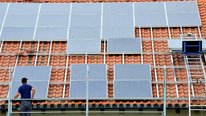 Lohnt es sich noch oder sind die Zuschüsse vom Staat inzwischen zu schlecht? Wer eine Solaranlage will, sollte gut rechnen. Lohnt es sich noch oder sind die Zuschüsse vom Staat inzwischen zu schlecht? Wer eine Solaranlage will, sollte gut rechnen.