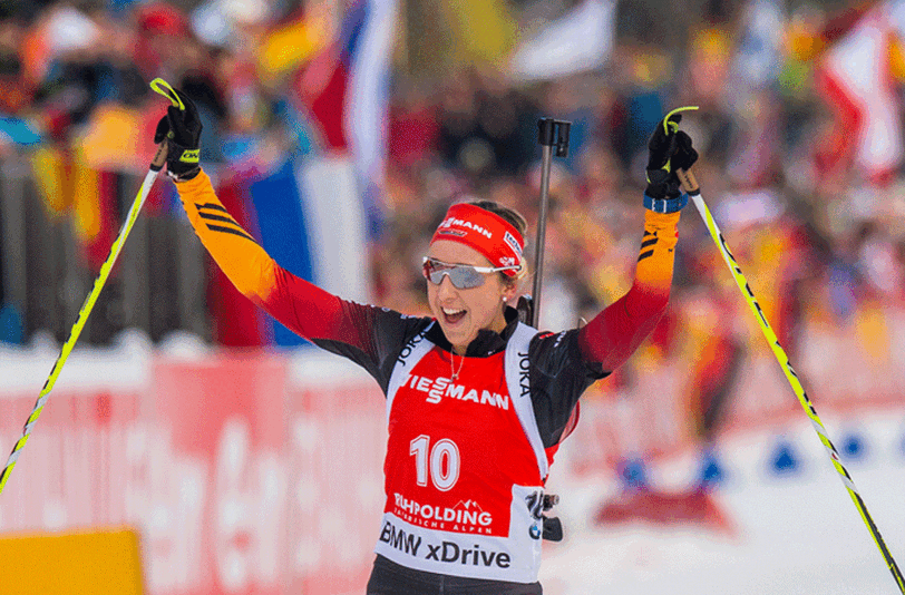 Die deutsche Biathletin Franziska Preuß kommt beim Biathlon-Weltcup in der Chiemgau Arena in Ruhpolding beim 12,5 km Massenstart als Zweite ins Ziel.