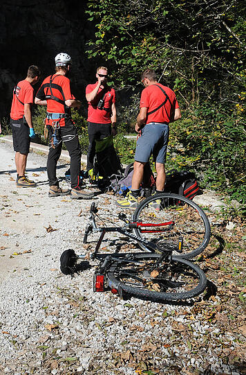 Ein Mountainbiker aus Bayern ist am Achensee von einer Brücke gestürzt und ums Leben gekommen. Die Bilder von der Unfallstelle.