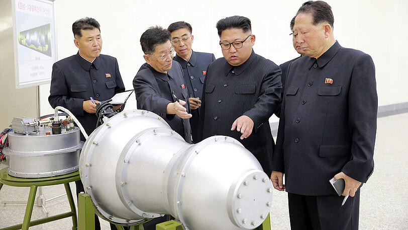 Echt oder nur eine Attrappe? Kim Jong Un präsentiert Nordkoreas angebliche Wasserstoffbombe.