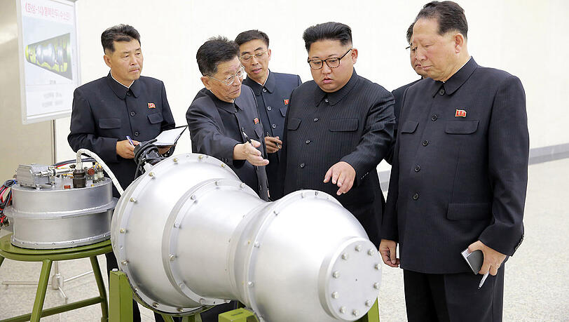 Echt oder nur eine Attrappe? Kim Jong Un präsentiert Nordkoreas angebliche Wasserstoffbombe. Echt oder nur eine Attrappe? Kim Jong Un präsentiert Nordkoreas angebliche Wasserstoffbombe.