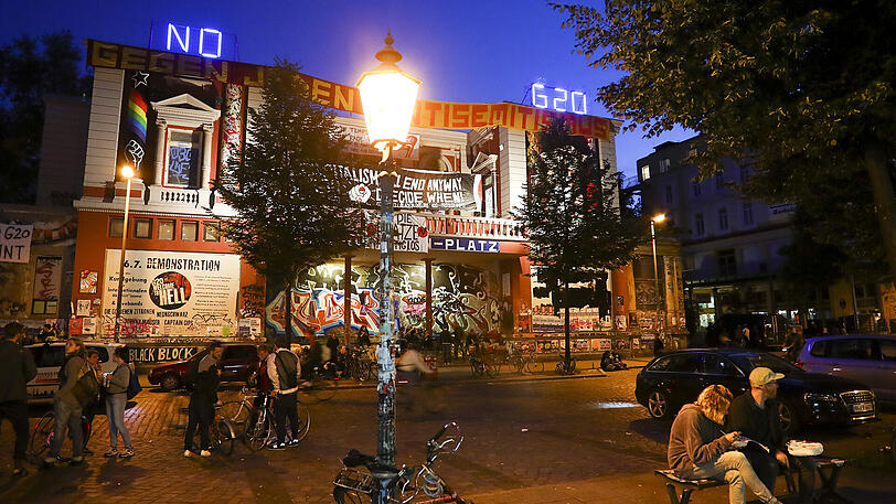 Der Schriftzug "No G20" leuchtet in Hamburg auf dem Dach des autonomen Kulturzentrums Rote Flora im Schanzenviertel.