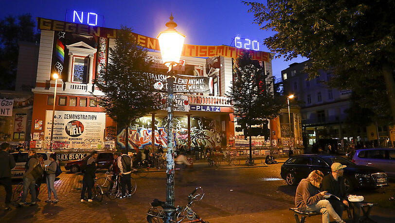Der Schriftzug "No G20" leuchtet in Hamburg auf dem Dach des autonomen Kulturzentrums Rote Flora im Schanzenviertel. Der Schriftzug "No G20" leuchtet in Hamburg auf dem Dach des autonomen Kulturzentrums Rote Flora im Schanzenviertel.