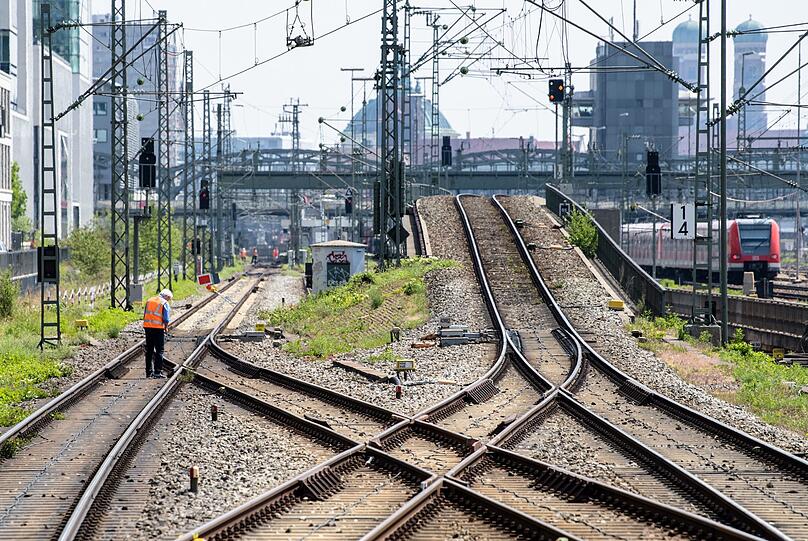 Ein Bauarbeiter untersucht die S-Bahn-Stammstrecke zwischen Donnersbergerbrücke und Hackerbrücke.