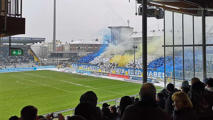 Zündeten wohl Rauchtöpfe: Die Fans aus Jena beim Spiel in Giesing.