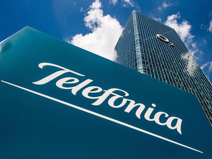 Der Schriftzug des Telekommunikationsanbieters Telefonica ist auf einem Schild vor dem Uptown-Hochhaus zu sehen. Foto: Lino Mirgeler/dpa/Archivbild