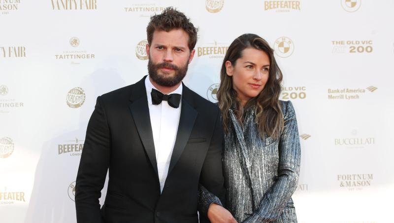 Jamie Dornan, irisch-britischer Schauspieler und seine Frau Amelia Warner sind Eltern von drei Mädchen. Jamie Dornan, irisch-britischer Schauspieler und seine Frau Amelia Warner sind Eltern von drei Mädchen.