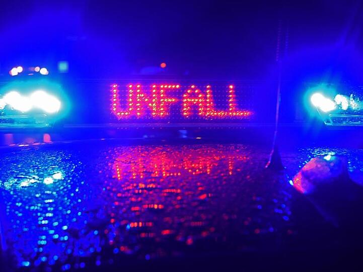 Ein Polizei Blaulicht bei der Unfallaufnahme. Foto: Stefan Puchner/dpa/Symbolbild