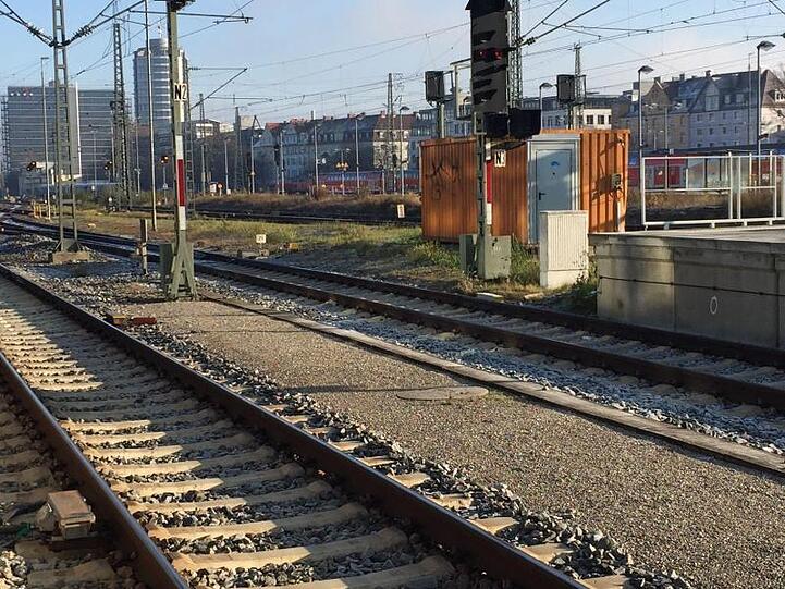 Leere Gleise eines Bahnhofs. Foto: Marco Krefting/dpa/Archivbild