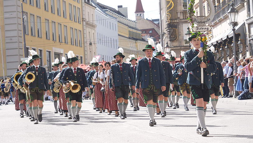 Traditionell findet der große Trachtenumzug immer am ersten Wiesn-Sonntag statt. Traditionell findet der große Trachtenumzug immer am ersten Wiesn-Sonntag statt.