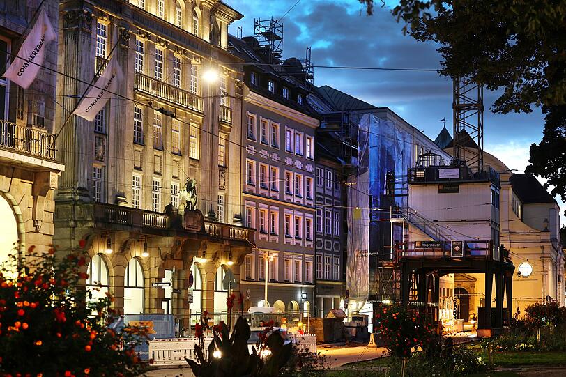 Prunkfassaden leuchten - eine Baustelle darf freilich auch nicht fehlen. Prunkfassaden leuchten - eine Baustelle darf freilich auch nicht fehlen.