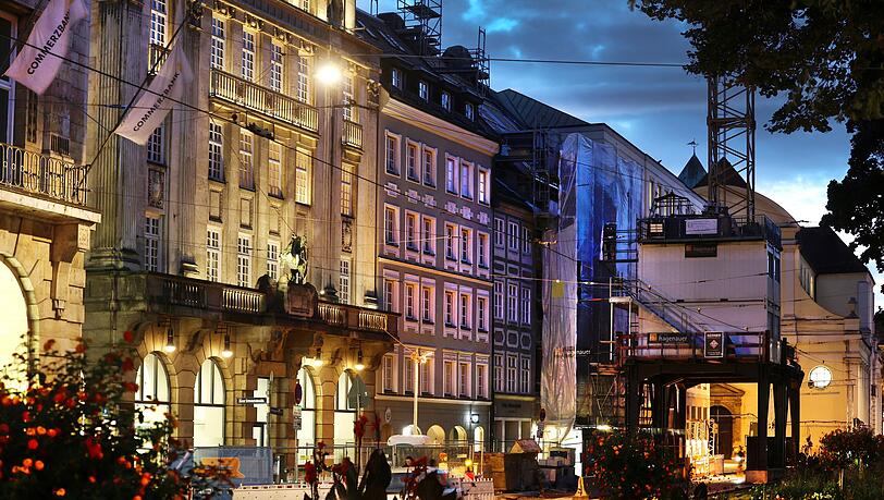 Prunkfassaden leuchten - eine Baustelle darf freilich auch nicht fehlen.