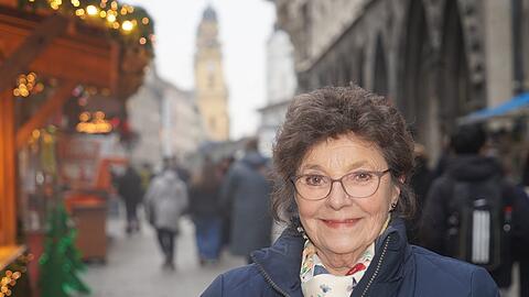 Mitten in ihrem M&uuml;nchen im Advent 2025: Monika Baumgartner beim Fototermin mit der AZ.