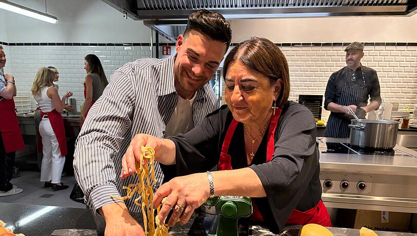 Stefano Zarrella und seine Mama Clementina gehen sehr liebevoll mit ihrer Pasta um.