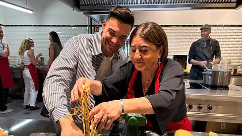 Stefano Zarrella und seine Mama Clementina gehen sehr liebevoll mit ihrer Pasta um.