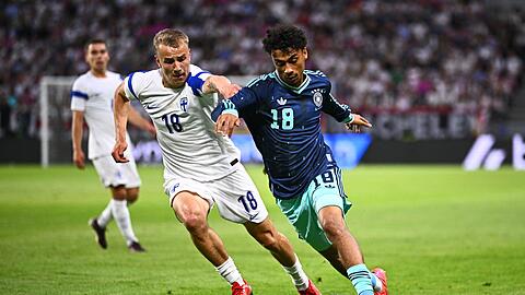 Jung, schnell und umworben: Nathaniel Brown (r) in Aktion beim 4:0 gegen Finnland. (Archivild)