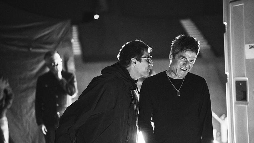 Liam und Noel Gallagher im Konzertfilm „Oasis: Don‘t Look Back in Anger", der am 10. September in den Kinos startet. Liam und Noel Gallagher im Konzertfilm „Oasis: Don‘t Look Back in Anger", der am 10. September in den Kinos startet.