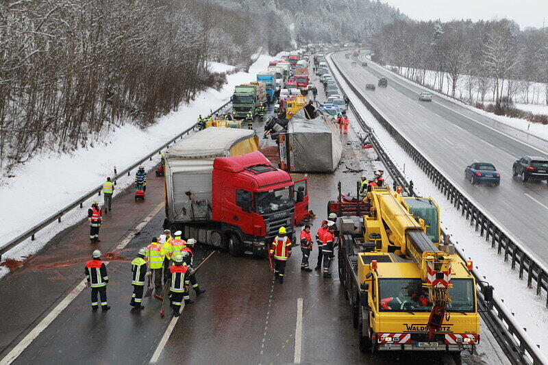 Schwerer Lkw-Unfall auf der A 8 in Richtung Salzburg: Die Bilder