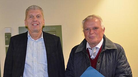 Journalist Lutz R. mit Anwalt Wolfgang Serini (r.) vor dem Münchner Amtsgericht.
