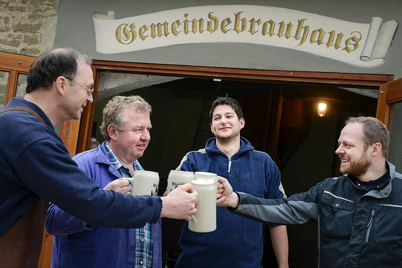 Vorher wird natürlich noch zünftig angestoßen ... na dann: Prost!