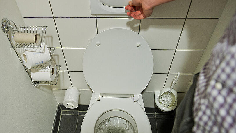 Vermieter sind machtlos: Mietern steht es frei, ob sie im Stehen oder im Sitzen pinkeln. Vermieter sind machtlos: Mietern steht es frei, ob sie im Stehen oder im Sitzen pinkeln.